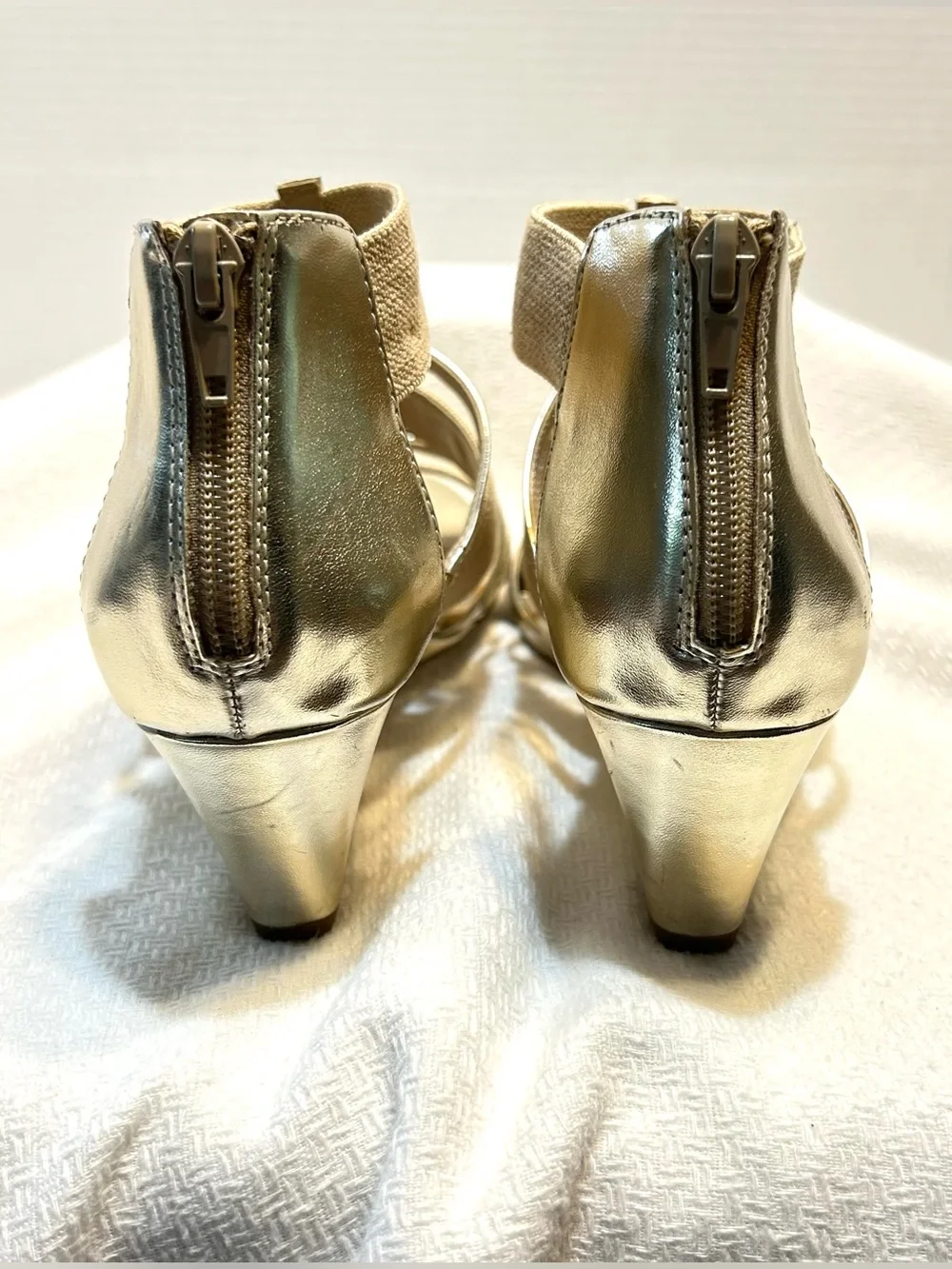 Ellen Tracy Darcie Strappy Edge Sandals in Champagne Gold. Women's Size 8.5M